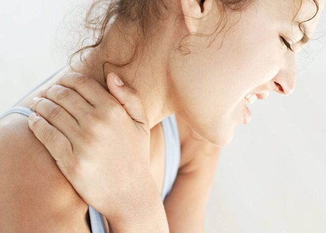 Силна болка при жена, причинена от цервикална остеохондроза